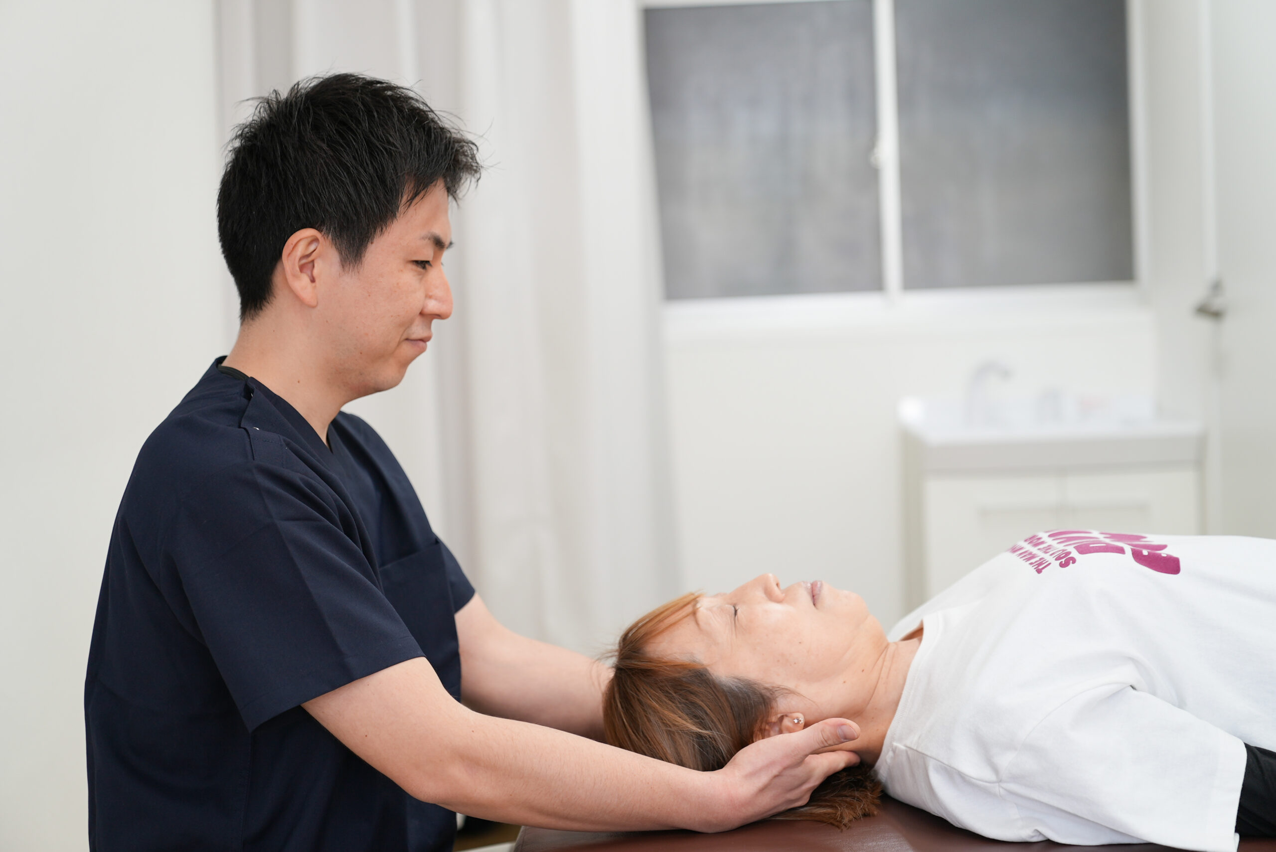 首の施術の様子